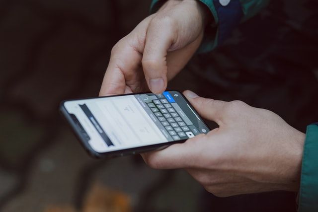 Come funziona un modello di autocorrezione?